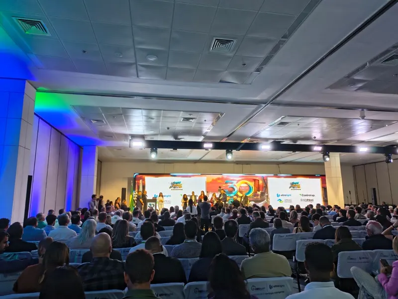 Auditório lotado na Expoprag 2026, congresso de controle de pragas urbanas